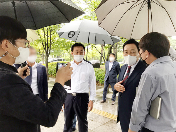 공판을 마치고 법원을 나선 김선교 국회의원(사진 오른쪽)이 기자들의 질문에 답하고 있다