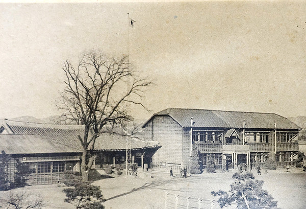 1941년 여주심상소학교 졸업앨범에 수록된 청심루(왼쪽)과 학교 건물(여주박물관 소장)