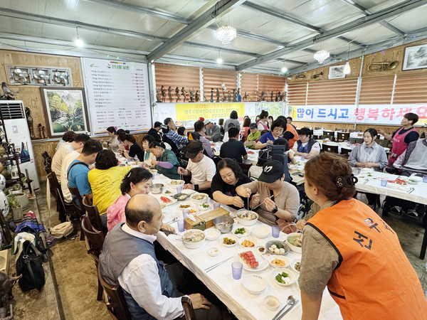 (사)대한어머니회 여주시지회와 여주시장애인자립생활지원센터, (사)여주시선우봉사단이 지역 장애인의자활과 자립 기반구축을 지원하기 위해 업무 협약을 체결하고, 중증장애인 근로자와 함께 삼계탕을 먹었다