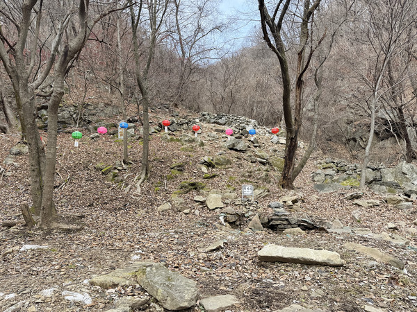 △주어사지 2호 건물지에서 바라 본 장면, 돌무더기 뒷편이 1호 건물지다.